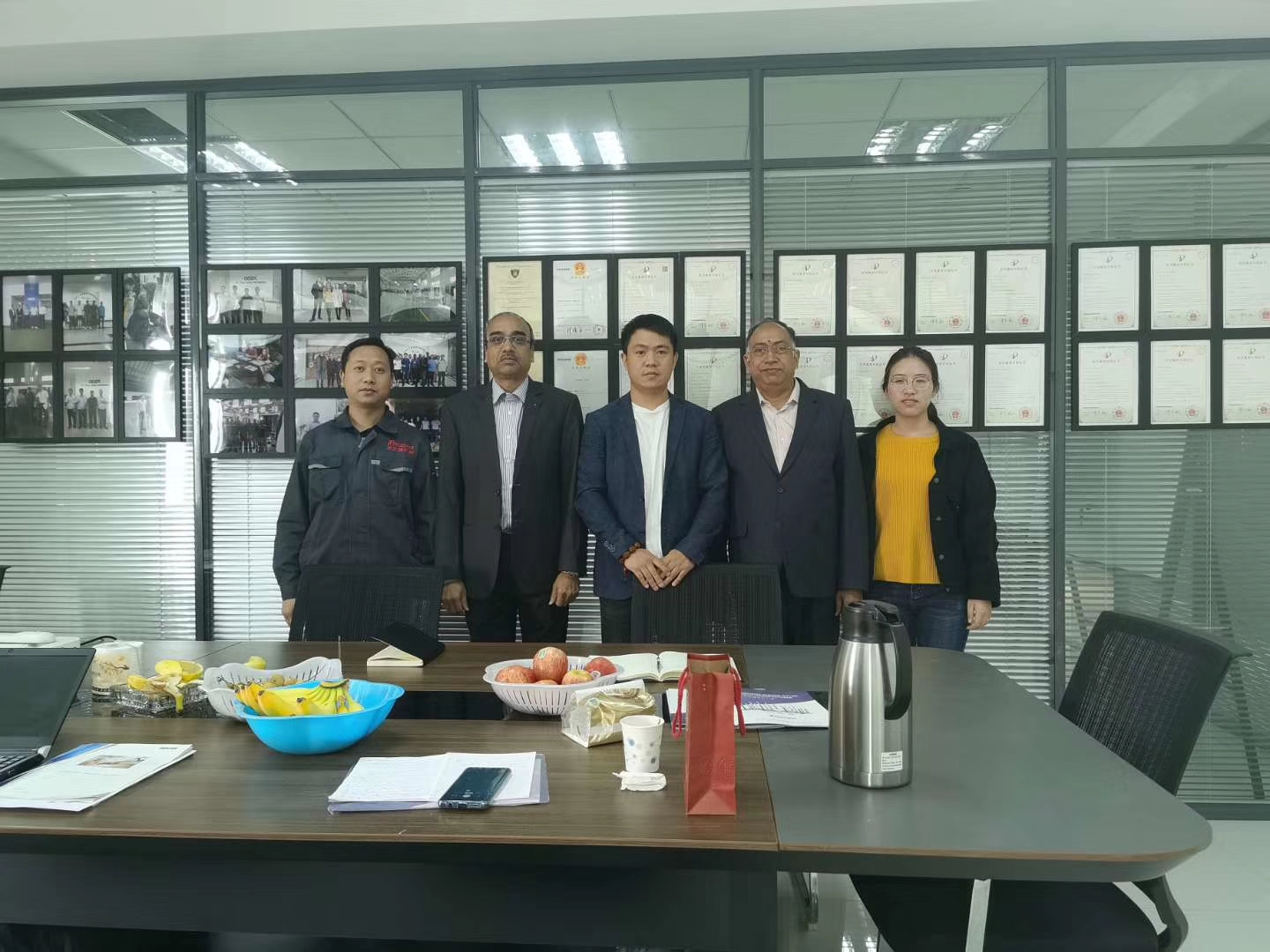 インドからのお客様が自動エンジンバルブ生産ラインのJNH Machineryを訪問2019-11-13